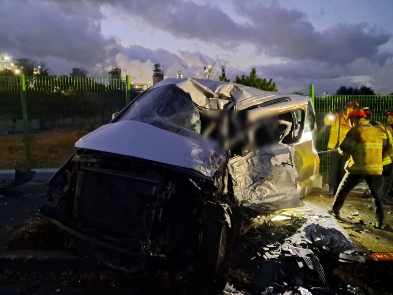 13일 오전 6시 38분께 울산 남구 성암사거리에서 용연삼거리 방면 도로에서 트레일러 트럭이 스타렉스 차량을 들이 받는 사고가 발생했다.(울산소방본부 제공. 재판매 및 DB금지)/뉴스1