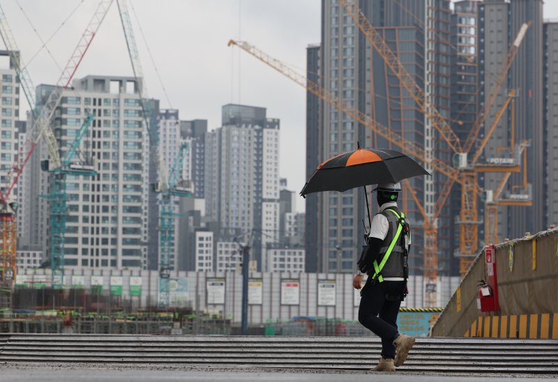 [서울=뉴시스] 황준선 기자 = 16일 서울 시내 한 공사현장에서 근로자들이 이동하고 있다. 2025.07.16. hwang@newsis.com