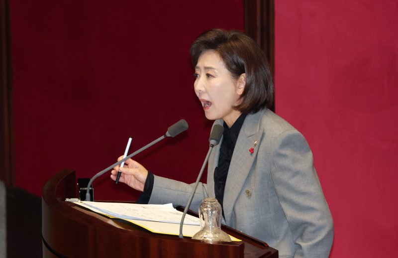 지난 9일 서울 여의도 국회에서 열린 제429회국회(정기회) 제16차 본회의에서 나경원 국민의힘 의원이 가맹사업법 개정안에 대한 무제한토론(필리버스터)을 하고 있다. 2025.12.9/뉴스1 ⓒ News1 이승배 기자