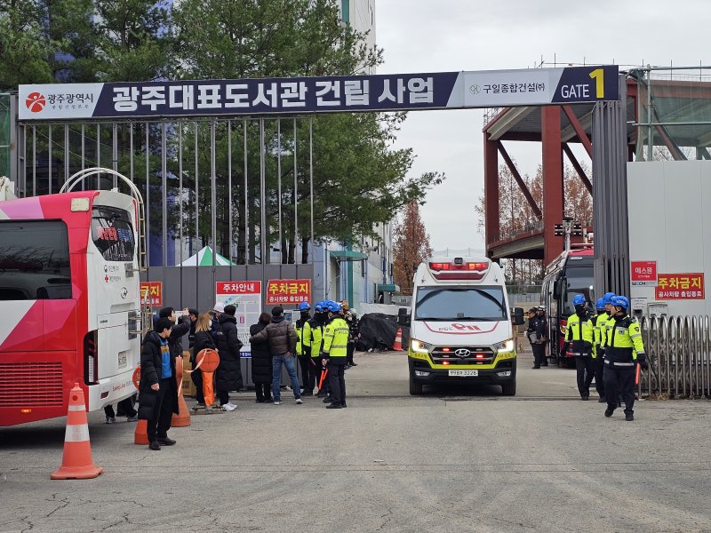 13일 오후 광주대표도서관 붕괴 사고 마지막 매몰자가 구조돼 병원 이송 중이다. 2025.12.13/뉴스1 ⓒ News1 최성국 기자