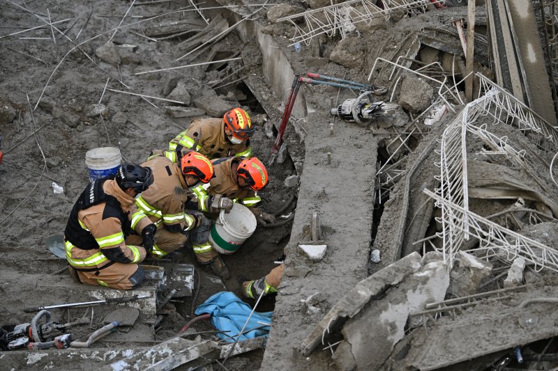 [광주=뉴시스] 이영주 기자 = 소방당국이 11일 오후 광주 서구 치평동 광주대표도서관 건설 도중 난 콘크리트 타설 작업 중 구조물 붕괴 사고 현장에서 잔해물에 매몰된 것으로 추정되는 작업자들을 수색 구조하고 있다. 2025.12.11. leeyj2578@newsis.com