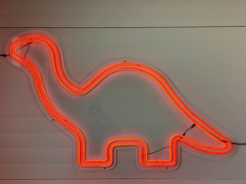 [익산=뉴시스] 한이재 기자 = 하림 '키친로드' 내부에는 용가리 치킨을 닮은 네온사인이 있었다. 2025.12.12. nowone@newsis.com *재판매 및 DB 금지