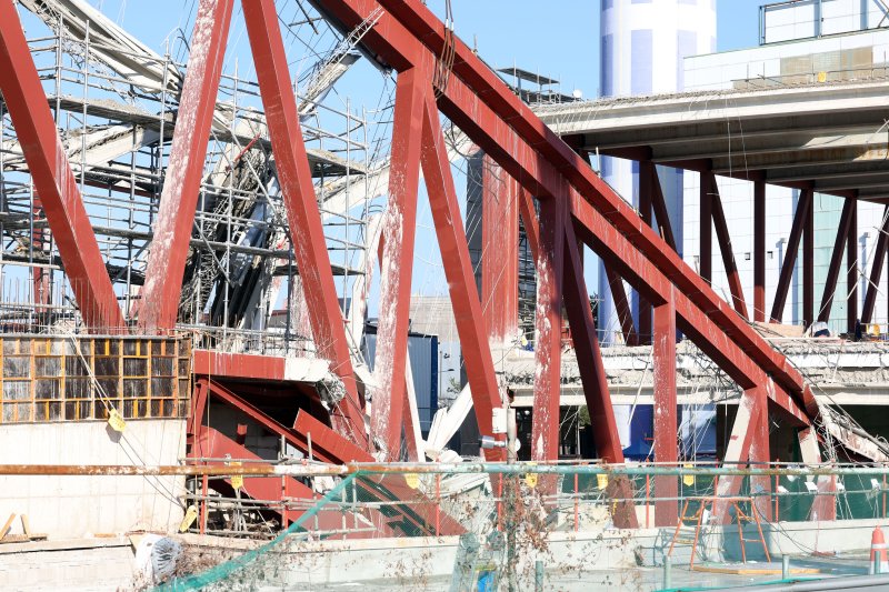 12일 오후 광주 서구 치평동(상무지구)의 광주대표도서관 공사 현장에서 레미콘 타설 중 붕괴 사고로 구조물 안정화와 보강작업을 위해 수색작업이 멈춰있다. 2025.12.12/뉴스1 ⓒ News1 박지현 기자