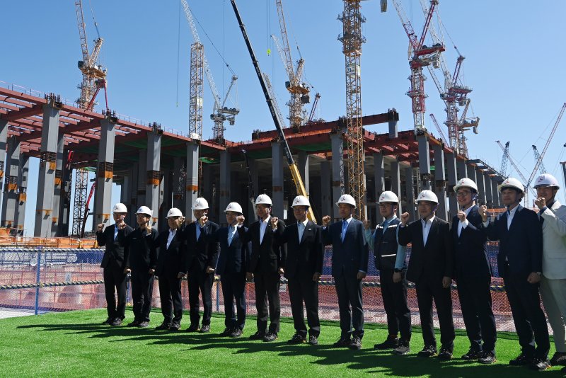 [용인=뉴시스] 청사사진기자단 = 김민석 국무총리가 11일 오전 경기 용인시 처인구 반도체 클러스터 공사현장에서 곽노정 SK하이닉스 CEO 등 관계자들과 기념촬영을 하고 있다. 2025.09.11 photo.newsis.com