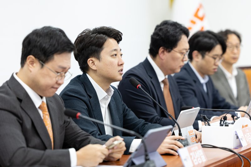 이준석 개혁신당 대표가 지난 10월 30일 서울 여의도 국회에서 열린 최고위원회의에서 모두발언하고 있다. 2025.10.30/뉴스1 ⓒ News1 이승배 기자