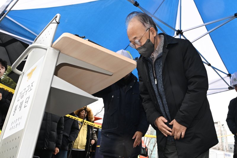 [광주=뉴시스] 이영주 기자 = 김찬석 구일종합건설 대표이사가 13일 오후 광주 서구 치평동 광주대표도서관 붕괴사고 현장 주변에서 브리핑 도중 고개를 숙이며 사과하고 있다. 2025.12.13. leeyj2578@newsis.com