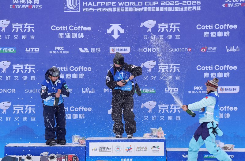 [장자커우시=신화/뉴시스] 스노보드 국가대표 최가온이 12일(현지 시간) 중국 허베이성 장자커우시에서 열린 2025~2026 FIS 스노보드 월드컵 여자 하프파이프에서 우승을 차지했다. 2025.12.13.