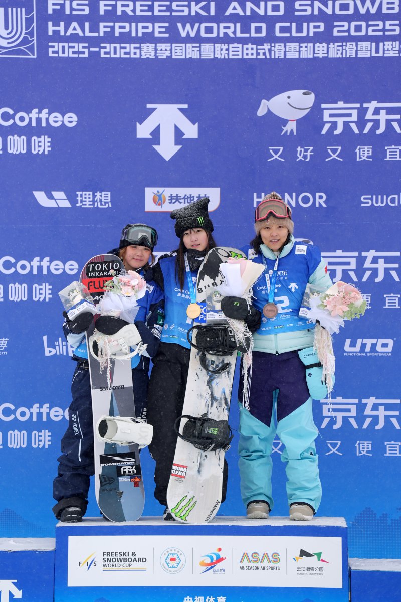 [장자커우시=신화/뉴시스] 스노보드 국가대표 최가온이 12일(현지 시간) 중국 허베이성 장자커우시에서 열린 2025~2026 FIS 스노보드 월드컵 여자 하프파이프에서 우승을 차지했다. 2025.12.13.