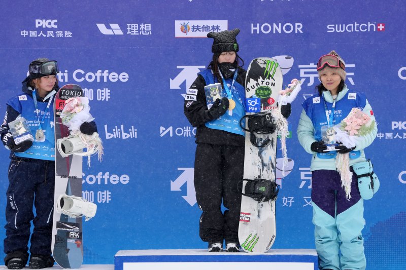 [장자커우시=신화/뉴시스] 스노보드 국가대표 최가온이 12일(현지 시간) 중국 허베이성 장자커우시에서 열린 2025~2026 FIS 스노보드 월드컵 여자 하프파이프에서 우승을 차지했다. 2025.12.13.