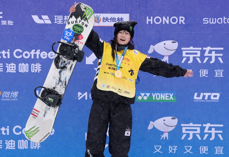 [장자커우시=신화/뉴시스] 스노보드 국가대표 최가온이 12일(현지 시간) 중국 허베이성 장자커우시에서 열린 2025~2026 FIS 스노보드 월드컵 여자 하프파이프에서 우승을 차지했다. 2025.12.13.