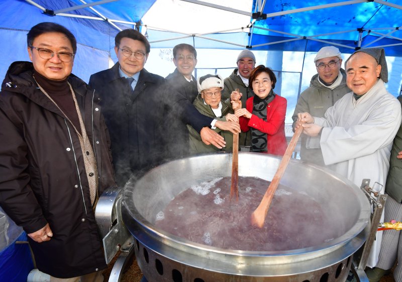 경북 포항불교사암연합회 회장인 덕화 문수사 주지 스님과 조계종 총무부장 등 내빈들이 13일 경북 포항시 남구 대잠동 철길 숲에서 열린 '사랑의 동지 팥죽 나눔' 행사에서 팥죽을 쑤고 있다. 2025.12.13/뉴스1 ⓒ News1 최창호 기자
