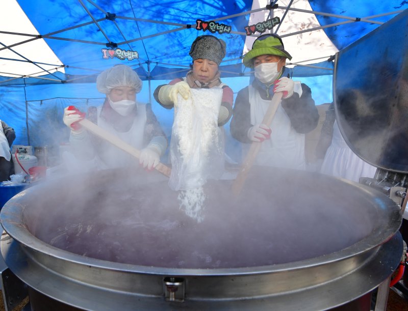 13일 경북 포항시불교사암연합회 회원들이 남구 대잠동 철길 숲에서 열린 '사랑의 동지 팥죽 나눔' 행사에서 팥죽을 쑤고 있다. 2025.12.13/뉴스1 ⓒ News1 최창호 기자