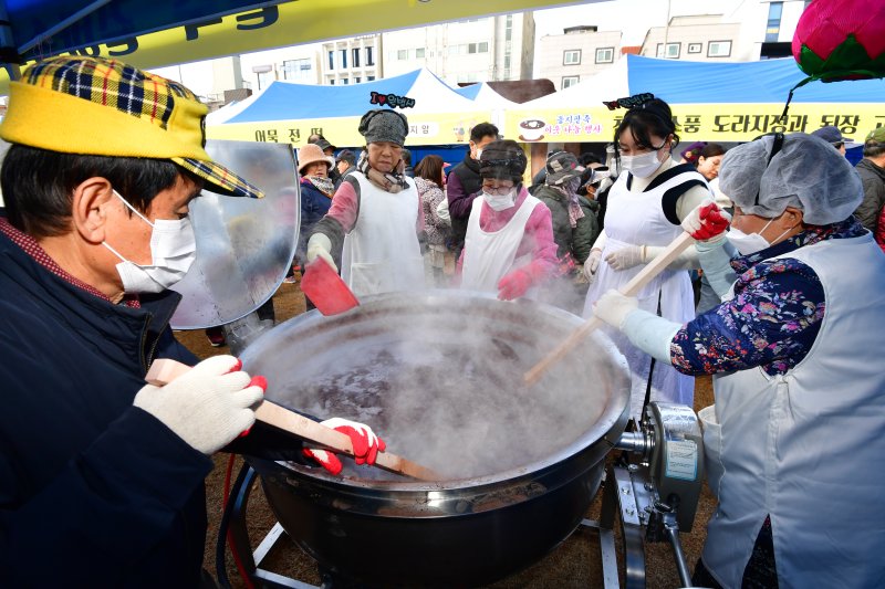 13일 경북 포항시불교사암연합회 회원들이 남구 대잠동 철길 숲에서 열린 '사랑의 동지 팥죽 나눔' 행사에서 팥죽을 쑤고 있다. 2025.12.13/뉴스1 ⓒ News1 최창호 기자