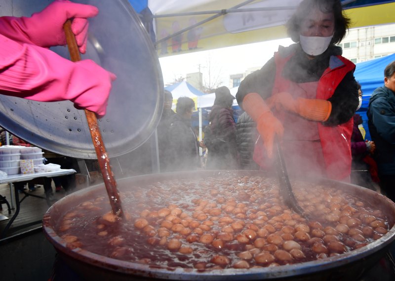 13일 경북 포항시불교사암연합회 문수사 불자들이 남구 대잠동 철길 숲에서 열린 '사랑의 동지팥죽 나눔' 행사에서 용심이가 가득한 팥죽을 쑤고 있다. 2025.12.13/뉴스1 ⓒ News1 최창호 기자