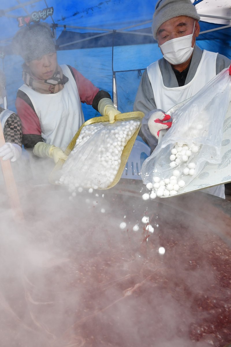 13일 경북 포항시불교사암연합회 원법사 스님과 불자들이 남구 대잠동 철길 숲에서 열린 '사랑의 동지 팥죽 나눔' 행사에서 옹심이 넣고 있다. 2025.12.13/뉴스1 ⓒ News1 최창호 기자