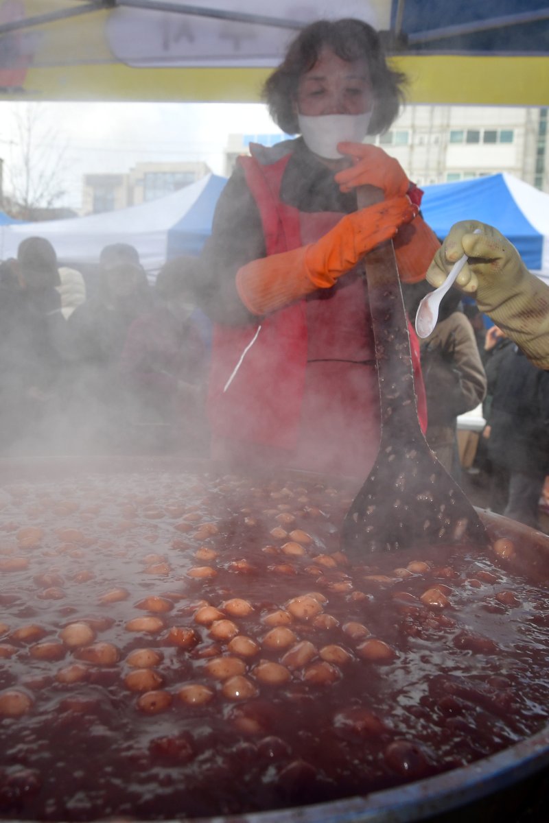 13일 경북 포항시불교사암연합회 회원들이 남구 대잠동 철길 숲에서 열린 '사랑의 팥죽 나눔' 행사에서 팥죽을 쑤고 있다. 2025.12.13/뉴스1 ⓒ News1 최창호 기자