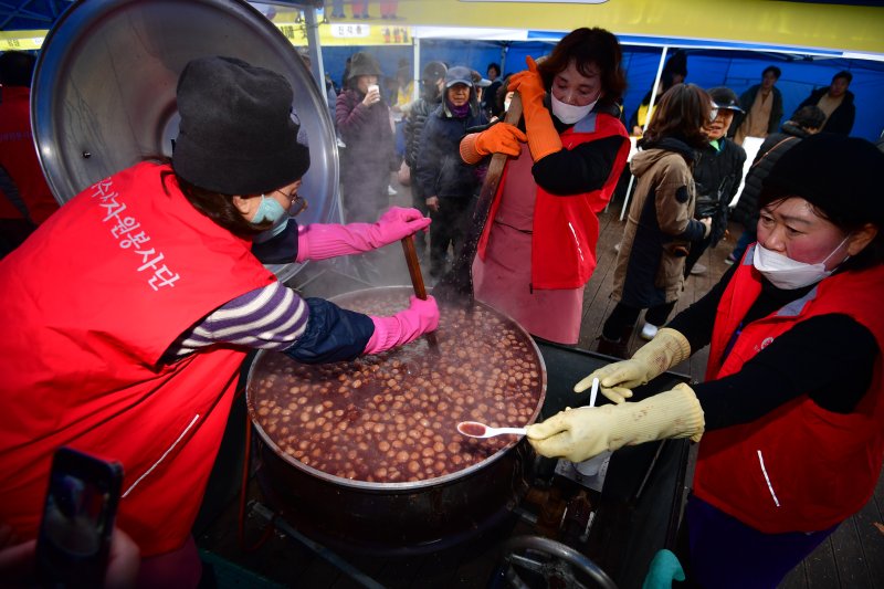 13일 경북 포항시불교사암연합회 문수사 불자들이 남구 대잠동 철길 숲에서 열린 '사랑의 동지 팥죽 나눔' 행사에서 팥죽을 나눠줄 준비를 하고 있다. 2025.12.13/뉴스1 ⓒ News1 최창호 기자