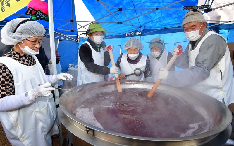 13일 경북 포항시불교사암연합회 회원들이 남구 대잠동 철길 숲에서 열린 '사랑의 팥죽 나눔' 행사에서 팥죽을 쑤고 있다. ⓒ News1 최창호 기자