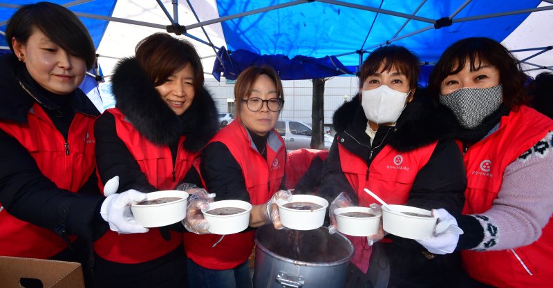 13일 경북 포항시불교사암연합회 문수사 불자들이 남구 대잠동 철길 숲에서 열린 '사랑의 동지 팥죽 나눔' 행사에서 팥죽을 나눠주고 았다 2025.12.13/뉴스1 ⓒ News1 최창호 기자
