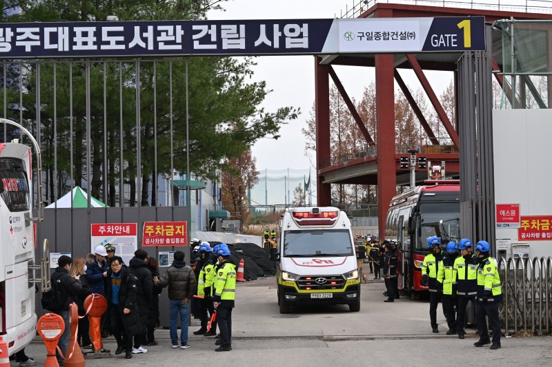 [광주=뉴시스] 이영주 기자 = 소방당국이 13일 오후 광주 서구 치평동 광주대표도서관 공사현장에서 붕괴사고로 매몰됐다가 마지막으로 수습된 노동자 A(50)씨를 운구하고 있다. 2025.12.13. leeyj2578@newsis.com