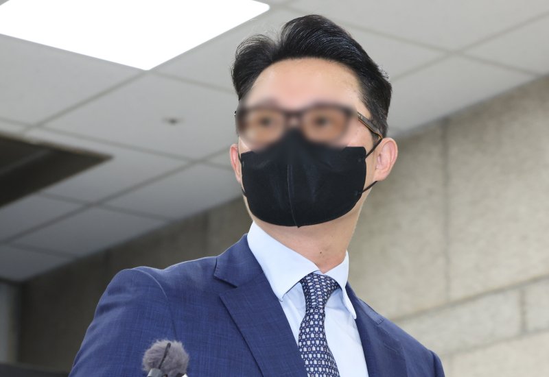 건진법사 전성배씨를 통해 김건희 여사에게 고가 선물을 전달하고 통일교의 현안을 청탁한 의혹을 받는 윤영호 전 세계평화통일가정연합(통일교) 세계본부장이 30일 오전 서울 서초구 서울중앙지방법원에서 열린 구속 전 피의자 심문(영장실질심사)에 출석하고 있다. 사진=뉴시스