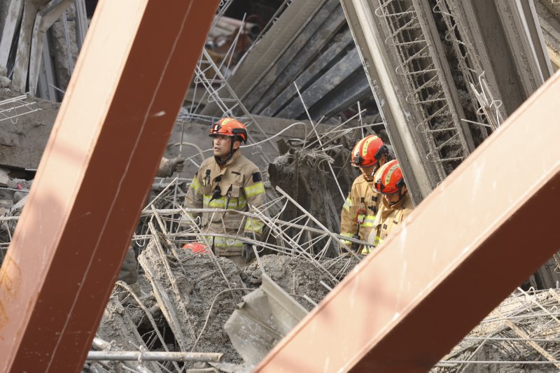 11일 오후 1시 58분쯤 광주 서구 치평동(상무지구)의 광주대표도서관 공사 현장에서 레미콘 타설 중 붕괴 사고가 발생해 4명이 매몰, 소방당국이 구조작업을 하고 있다. 2025.12.11/뉴스1 ⓒ News1 김태성 기자