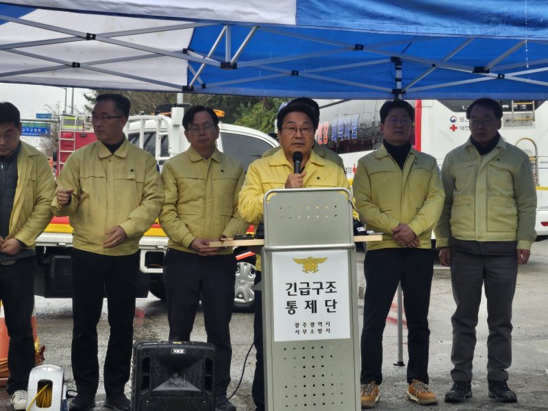 강기정 광주시장이 13일 광주 서구 치평동(상무지구) 광주대표도서관 건립 현장에서 브리핑하고 있다. 해당 현장에서는 지난 11일 붕괴사고 가 발생해 근로자 4명이 숨졌다. 2025.12.13/뉴스1 ⓒ News1 이수민 기자