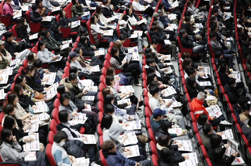 [서울=뉴시스] 김진아 기자 = 13일 서울 성북구 고려대학교 인촌기념관에서 열린 서울시교육청 교육연구정보원, 2026 대입 정시모집 대비 진학지도 설명회에서 학부모 등 참석자들이 자료를 살펴보고 있다. 2025.12.13. bluesoda@newsis.com