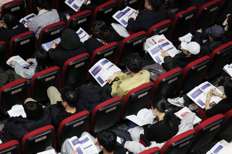 [서울=뉴시스] 김진아 기자 = 13일 서울 성북구 고려대학교 인촌기념관에서 열린 서울시교육청 교육연구정보원, 2026 대입 정시모집 대비 진학지도 설명회에서 학부모 등 참석자들이 자료를 살펴보고 있다. 2025.12.13. bluesoda@newsis.com