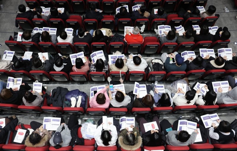 [서울=뉴시스] 김진아 기자 = 13일 서울 성북구 고려대학교 인촌기념관에서 열린 서울시교육청 교육연구정보원, 2026 대입 정시모집 대비 진학지도 설명회에서 학부모 등 참석자들이 자료를 살펴보고 있다. 2025.12.13. bluesoda@newsis.com