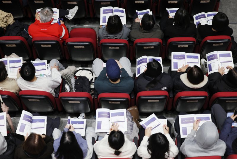 [서울=뉴시스] 김진아 기자 = 13일 서울 성북구 고려대학교 인촌기념관에서 열린 서울시교육청 교육연구정보원, 2026 대입 정시모집 대비 진학지도 설명회에서 학부모 등 참석자들이 자료를 살펴보고 있다. 2025.12.13. bluesoda@newsis.com