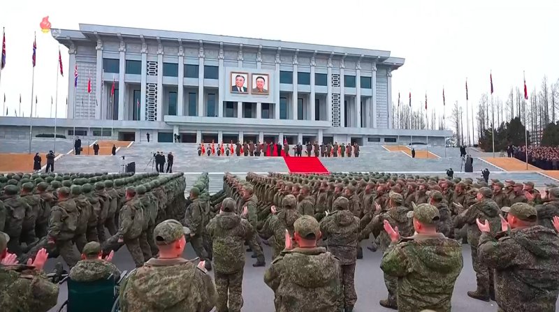 [서울=뉴시스] 북한 조선중앙TV가 13일 "해외작전지역에 출병하였던 조선인민군 공병부대 지휘관, 전투원들이 부과된 군사임무를 완수하고 승리의 개가드높이 귀국하였다"며 "제528공병련대(연대) 환영식이 12일 수도 평양의 4.25문화회관광장에서 성대히 진행되었다"고 13일 보도했다. 이날 환영식에는 김정은 국무위원장이 참석해 북한군의 공로를 치하했다. (사진=조선중앙TV 캡처) 2025.12.13. photo@newsis.com *재판매 및 DB 금지