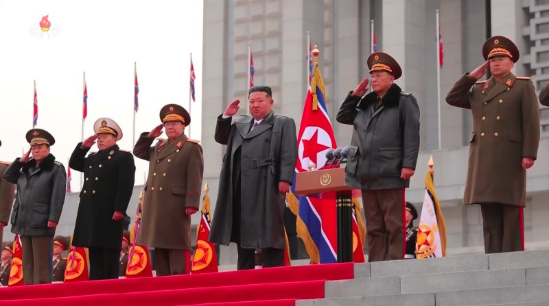 [서울=뉴시스] 북한 조선중앙TV가 13일 "해외작전지역에 출병하였던 조선인민군 공병부대 지휘관, 전투원들이 부과된 군사임무를 완수하고 승리의 개가드높이 귀국하였다"며 "제528공병련대(연대) 환영식이 12일 수도 평양의 4.25문화회관광장에서 성대히 진행되었다"고 13일 보도했다. 이날 환영식에는 김정은 국무위원장이 참석해 북한군의 공로를 치하했다. (사진=조선중앙TV 캡처) 2025.12.13. photo@newsis.com *재판매 및 DB 금지