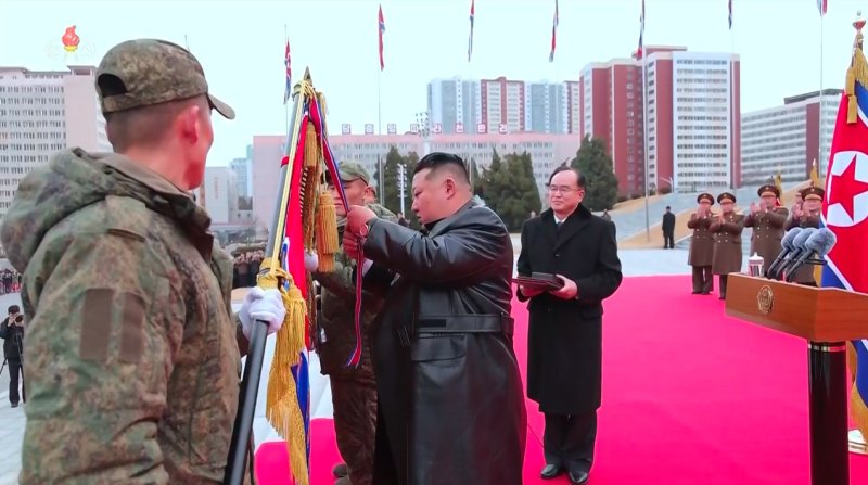 [서울=뉴시스] 북한 조선중앙TV가 13일 "해외작전지역에 출병하였던 조선인민군 공병부대 지휘관, 전투원들이 부과된 군사임무를 완수하고 승리의 개가드높이 귀국하였다"며 "제528공병련대(연대) 환영식이 12일 수도 평양의 4.25문화회관광장에서 성대히 진행되었다"고 13일 보도했다. 이날 환영식에는 김정은 국무위원장이 참석해 북한군의 공로를 치하했다. (사진=조선중앙TV 캡처) 2025.12.13. photo@newsis.com *재판매 및 DB 금지