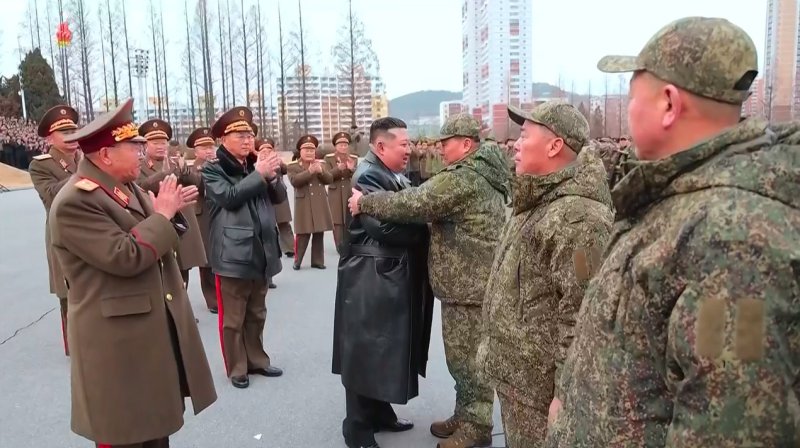 [서울=뉴시스] 북한 조선중앙TV가 13일 "해외작전지역에 출병하였던 조선인민군 공병부대 지휘관, 전투원들이 부과된 군사임무를 완수하고 승리의 개가드높이 귀국하였다"며 "제528공병련대(연대) 환영식이 12일 수도 평양의 4.25문화회관광장에서 성대히 진행되었다"고 13일 보도했다. 이날 환영식에는 김정은 국무위원장이 참석해 북한군의 공로를 치하했다. (사진=조선중앙TV 캡처) 2025.12.13. photo@newsis.com *재판매 및 DB 금지