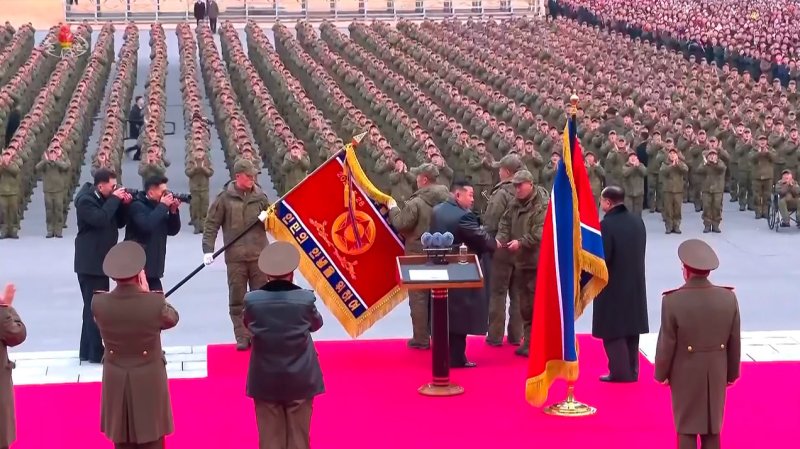 [서울=뉴시스] 북한 조선중앙TV가 13일 "해외작전지역에 출병하였던 조선인민군 공병부대 지휘관, 전투원들이 부과된 군사임무를 완수하고 승리의 개가드높이 귀국하였다"며 "제528공병련대(연대) 환영식이 12일 수도 평양의 4.25문화회관광장에서 성대히 진행되었다"고 13일 보도했다. 이날 환영식에는 김정은 국무위원장이 참석해 북한군의 공로를 치하했다. (사진=조선중앙TV 캡처) 2025.12.13. photo@newsis.com *재판매 및 DB 금지