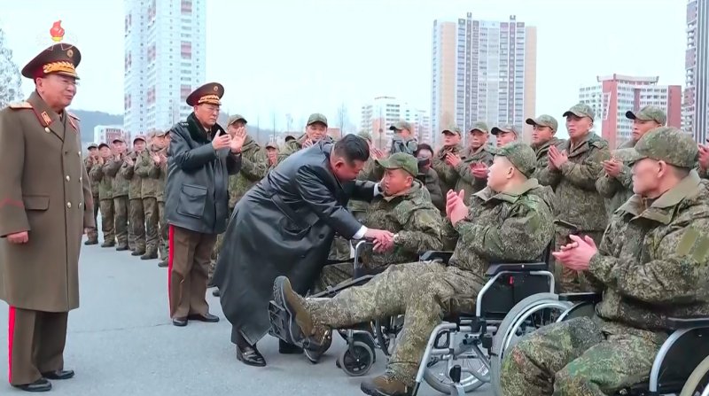 [서울=뉴시스] 북한 조선중앙TV가 13일 "해외작전지역에 출병하였던 조선인민군 공병부대 지휘관, 전투원들이 부과된 군사임무를 완수하고 승리의 개가드높이 귀국하였다"며 "제528공병련대(연대) 환영식이 12일 수도 평양의 4.25문화회관광장에서 성대히 진행되었다"고 13일 보도했다. 이날 환영식에는 김정은 국무위원장이 참석해 북한군의 공로를 치하했다. (사진=조선중앙TV 캡처) 2025.12.13. photo@newsis.com *재판매 및 DB 금지