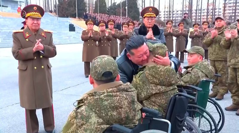 [서울=뉴시스] 북한 조선중앙TV가 13일 "해외작전지역에 출병하였던 조선인민군 공병부대 지휘관, 전투원들이 부과된 군사임무를 완수하고 승리의 개가드높이 귀국하였다"며 "제528공병련대(연대) 환영식이 12일 수도 평양의 4.25문화회관광장에서 성대히 진행되었다"고 13일 보도했다. 이날 환영식에는 김정은 국무위원장이 참석해 북한군의 공로를 치하했다. (사진=조선중앙TV 캡처) 2025.12.13. photo@newsis.com *재판매 및 DB 금지