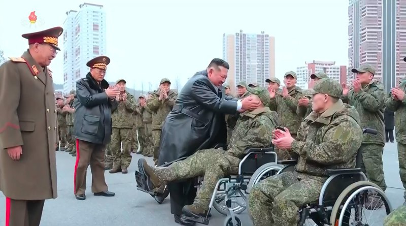 [서울=뉴시스] 북한 조선중앙TV가 13일 "해외작전지역에 출병하였던 조선인민군 공병부대 지휘관, 전투원들이 부과된 군사임무를 완수하고 승리의 개가드높이 귀국하였다"며 "제528공병련대(연대) 환영식이 12일 수도 평양의 4.25문화회관광장에서 성대히 진행되었다"고 13일 보도했다. 이날 환영식에는 김정은 국무위원장이 참석해 북한군의 공로를 치하했다. (사진=조선중앙TV 캡처) 2025.12.13. photo@newsis.com *재판매 및 DB 금지
