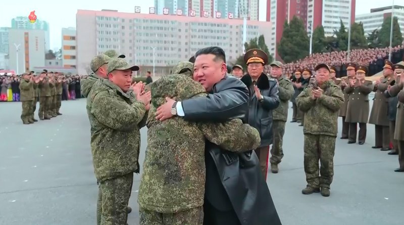 [서울=뉴시스] 북한 조선중앙TV가 13일 "해외작전지역에 출병하였던 조선인민군 공병부대 지휘관, 전투원들이 부과된 군사임무를 완수하고 승리의 개가드높이 귀국하였다"며 "제528공병련대(연대) 환영식이 12일 수도 평양의 4.25문화회관광장에서 성대히 진행되었다"고 13일 보도했다. 이날 환영식에는 김정은 국무위원장이 참석해 북한군의 공로를 치하했다. (사진=조선중앙TV 캡처) 2025.12.13. photo@newsis.com *재판매 및 DB 금지