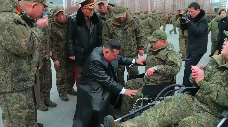 [서울=뉴시스] 북한 조선중앙TV가 13일 "해외작전지역에 출병하였던 조선인민군 공병부대 지휘관, 전투원들이 부과된 군사임무를 완수하고 승리의 개가드높이 귀국하였다"며 "제528공병련대(연대) 환영식이 12일 수도 평양의 4.25문화회관광장에서 성대히 진행되었다"고 13일 보도했다. 이날 환영식에는 김정은 국무위원장이 참석해 북한군의 공로를 치하했다. (사진=조선중앙TV 캡처) 2025.12.13. photo@newsis.com *재판매 및 DB 금지