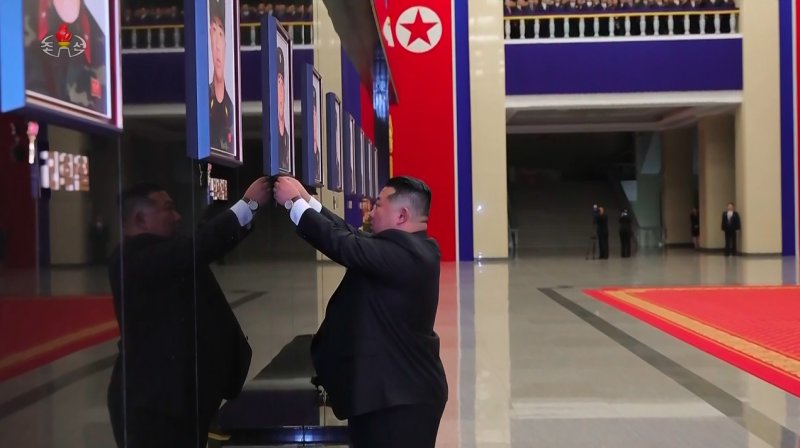 [서울=뉴시스] 북한 조선중앙TV가 13일 "해외작전지역에 출병하였던 조선인민군 공병부대 지휘관, 전투원들이 부과된 군사임무를 완수하고 승리의 개가드높이 귀국하였다"며 "제528공병련대(연대) 환영식이 12일 수도 평양의 4.25문화회관광장에서 성대히 진행되었다"고 13일 보도했다. 이날 환영식에는 김정은 국무위원장이 참석해 북한군의 공로를 치하했다. (사진=조선중앙TV 캡처) 2025.12.13. photo@newsis.com *재판매 및 DB 금지