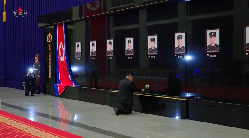 [서울=뉴시스] 북한 조선중앙TV가 13일 "해외작전지역에 출병하였던 조선인민군 공병부대 지휘관, 전투원들이 부과된 군사임무를 완수하고 승리의 개가드높이 귀국하였다"며 "제528공병련대(연대) 환영식이 12일 수도 평양의 4.25문화회관광장에서 성대히 진행되었다"고 13일 보도했다. 이날 환영식에는 김정은 국무위원장이 참석해 북한군의 공로를 치하했다. (사진=조선중앙TV 캡처) 2025.12.13. photo@newsis.com *재판매 및 DB 금지