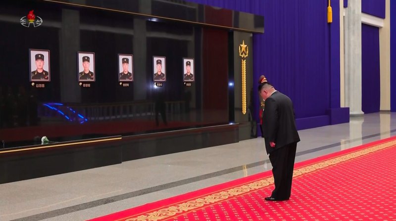 [서울=뉴시스] 북한 조선중앙TV가 13일 "해외작전지역에 출병하였던 조선인민군 공병부대 지휘관, 전투원들이 부과된 군사임무를 완수하고 승리의 개가드높이 귀국하였다"며 "제528공병련대(연대) 환영식이 12일 수도 평양의 4.25문화회관광장에서 성대히 진행되었다"고 13일 보도했다. 이날 환영식에는 김정은 국무위원장이 참석해 북한군의 공로를 치하했다. (사진=조선중앙TV 캡처) 2025.12.13. photo@newsis.com *재판매 및 DB 금지