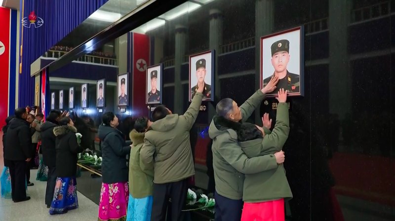 [서울=뉴시스] 북한 조선중앙TV가 13일 "해외작전지역에 출병하였던 조선인민군 공병부대 지휘관, 전투원들이 부과된 군사임무를 완수하고 승리의 개가드높이 귀국하였다"며 "제528공병련대(연대) 환영식이 12일 수도 평양의 4.25문화회관광장에서 성대히 진행되었다"고 13일 보도했다. 이날 환영식에는 김정은 국무위원장이 참석해 북한군의 공로를 치하했다. (사진=조선중앙TV 캡처) 2025.12.13. photo@newsis.com *재판매 및 DB 금지