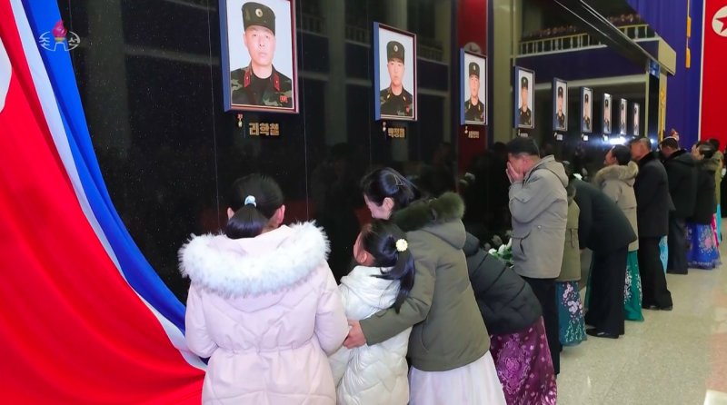 [서울=뉴시스] 북한 조선중앙TV가 13일 "해외작전지역에 출병하였던 조선인민군 공병부대 지휘관, 전투원들이 부과된 군사임무를 완수하고 승리의 개가드높이 귀국하였다"며 "제528공병련대(연대) 환영식이 12일 수도 평양의 4.25문화회관광장에서 성대히 진행되었다"고 13일 보도했다. 이날 환영식에는 김정은 국무위원장이 참석해 북한군의 공로를 치하했다. (사진=조선중앙TV 캡처) 2025.12.13. photo@newsis.com *재판매 및 DB 금지