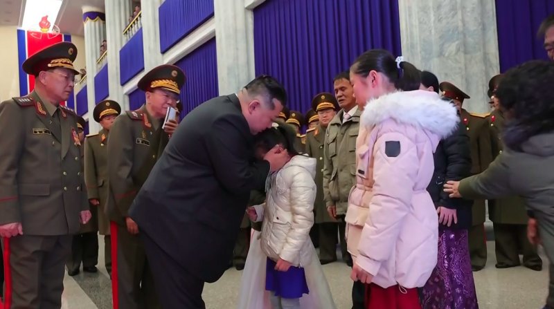 [서울=뉴시스] 북한 조선중앙TV가 13일 "해외작전지역에 출병하였던 조선인민군 공병부대 지휘관, 전투원들이 부과된 군사임무를 완수하고 승리의 개가드높이 귀국하였다"며 "제528공병련대(연대) 환영식이 12일 수도 평양의 4.25문화회관광장에서 성대히 진행되었다"고 13일 보도했다. 이날 환영식에는 김정은 국무위원장이 참석해 북한군의 공로를 치하했다. (사진=조선중앙TV 캡처) 2025.12.13. photo@newsis.com *재판매 및 DB 금지