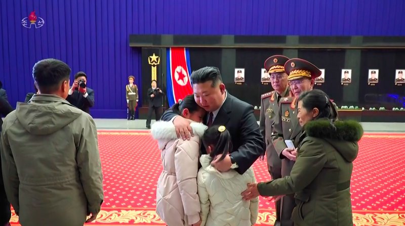 [서울=뉴시스] 북한 조선중앙TV가 13일 "해외작전지역에 출병하였던 조선인민군 공병부대 지휘관, 전투원들이 부과된 군사임무를 완수하고 승리의 개가드높이 귀국하였다"며 "제528공병련대(연대) 환영식이 12일 수도 평양의 4.25문화회관광장에서 성대히 진행되었다"고 13일 보도했다. 이날 환영식에는 김정은 국무위원장이 참석해 북한군의 공로를 치하했다. (사진=조선중앙TV 캡처) 2025.12.13. photo@newsis.com *재판매 및 DB 금지