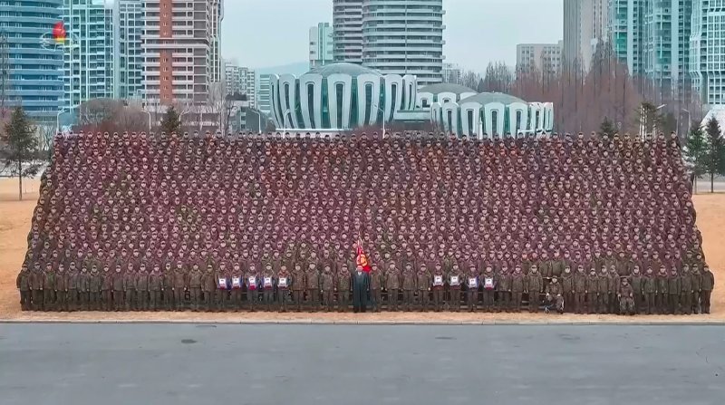 [서울=뉴시스] 북한 조선중앙TV가 13일 "해외작전지역에 출병하였던 조선인민군 공병부대 지휘관, 전투원들이 부과된 군사임무를 완수하고 승리의 개가드높이 귀국하였다"며 "제528공병련대(연대) 환영식이 12일 수도 평양의 4.25문화회관광장에서 성대히 진행되었다"고 13일 보도했다. 이날 환영식에는 김정은 국무위원장이 참석해 북한군의 공로를 치하했다. (사진=조선중앙TV 캡처) 2025.12.13. photo@newsis.com *재판매 및 DB 금지