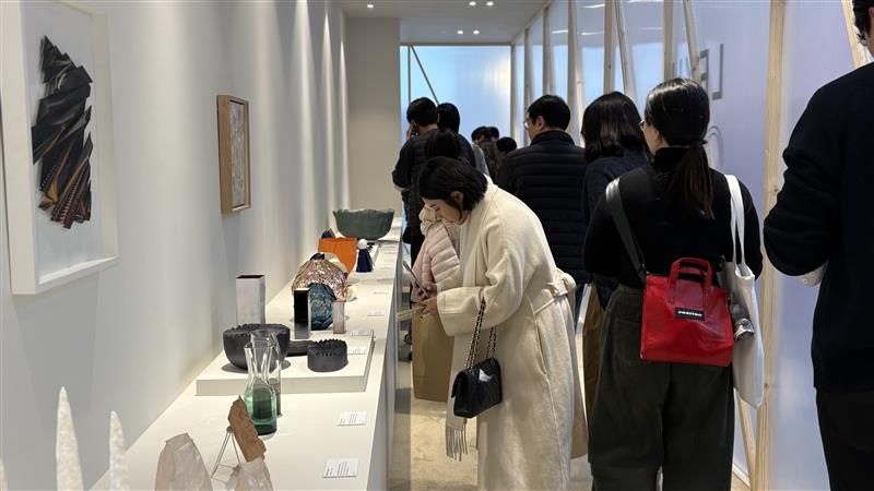 '2025 공예 트렌드페어'의 '렉서스 크리에이티브 마스터즈' 부스를 찾은 관람객들이 전시작품들을 감상하고 있다. 사진=렉서스코리아 제공